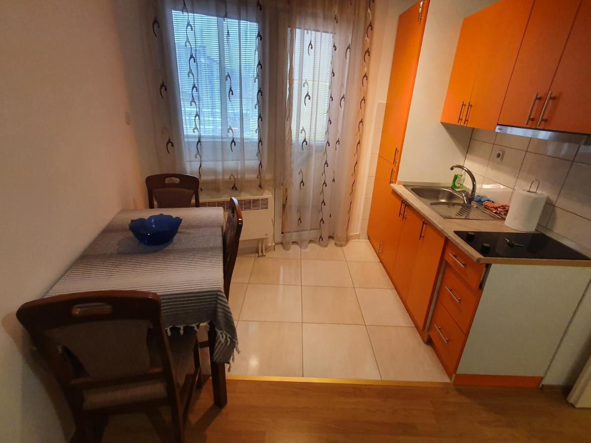 Stan Na Dan Prnjavor, Gajba U Centru Appartement Buitenkant foto